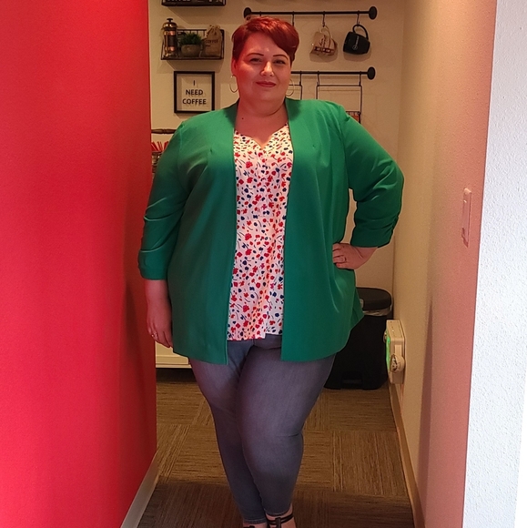 Meet your Posher, Amanda - Picture 2 of 11